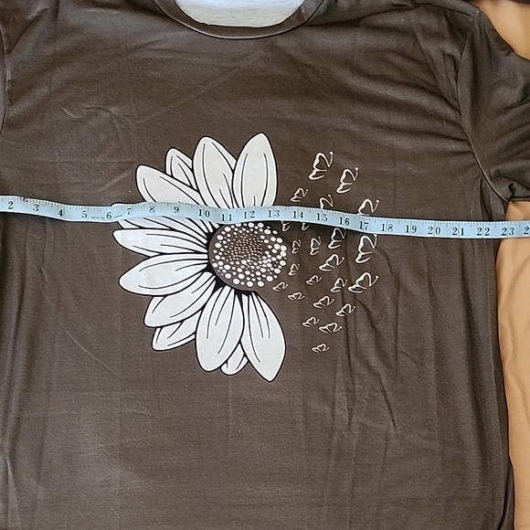 Graphic Tee with White Floral Design sz 2x - Picture 2 of 3